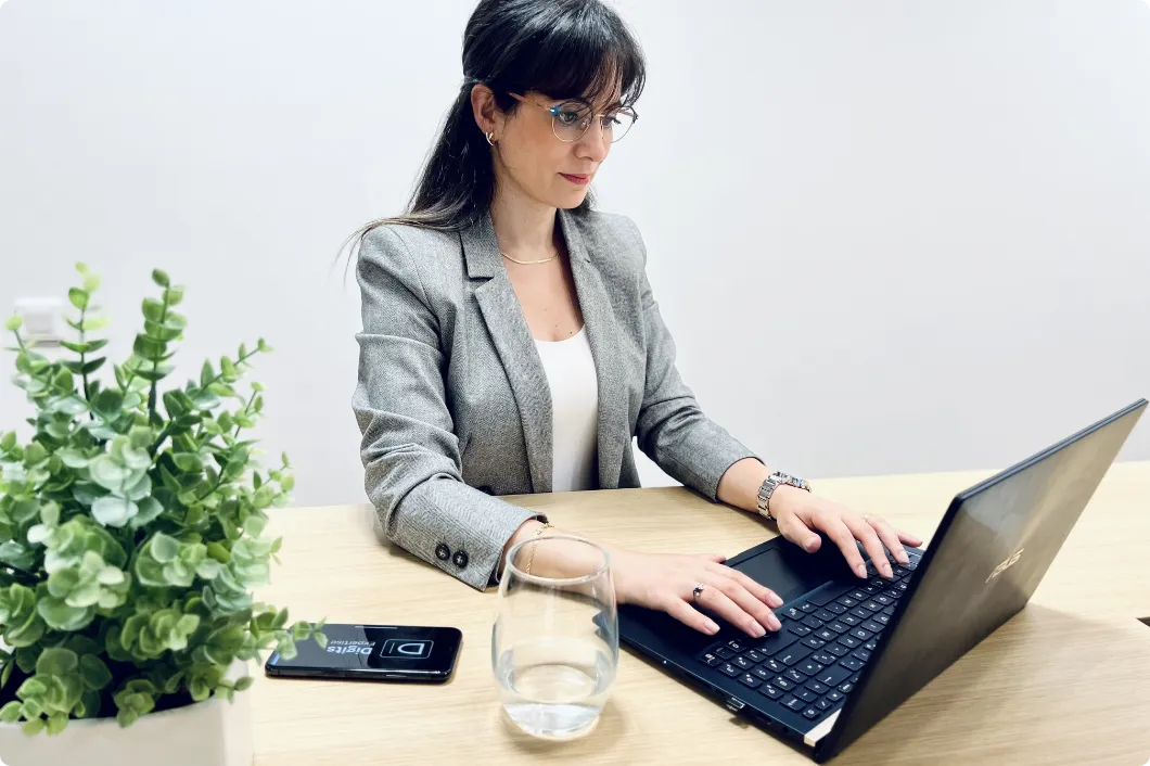 deux femmes echangeant lors dun rendez vous client